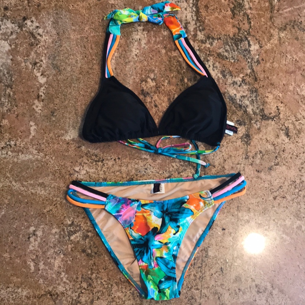 NWOT Syrup Swimsuit Bikini Black & Tropical Design